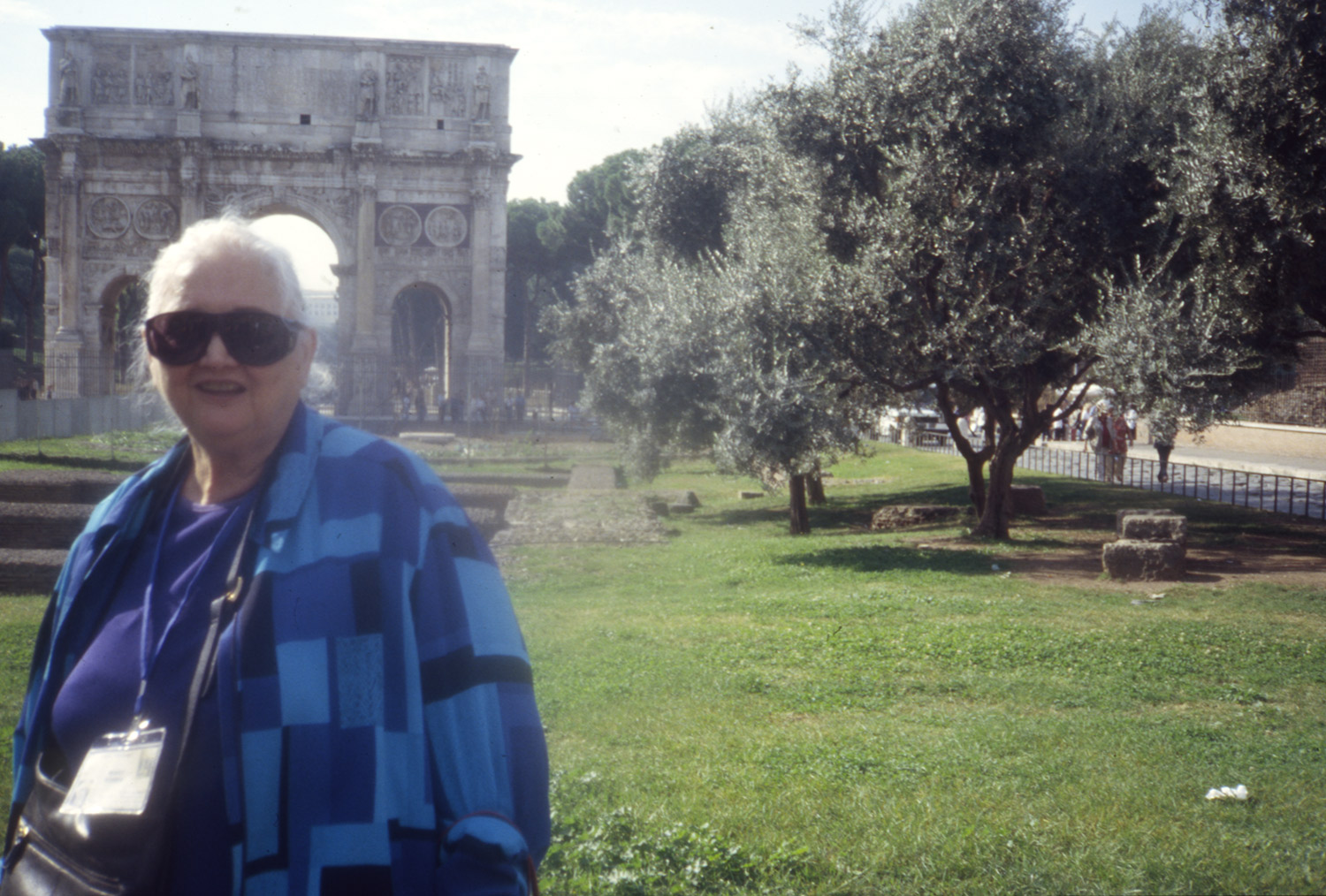 Woman in front of an arch