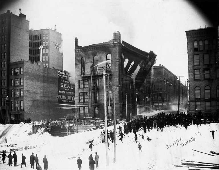 T. Zweifel - Bystanders watch Board of Trade building collapse during a fire, Duluth, Minnesota, February 1894